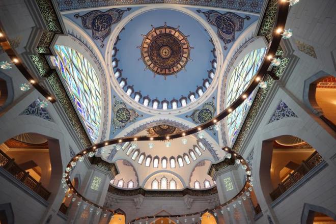 "En nemli rnek usta Sinan'dr"  <br>    Barbaros Hayrettin Paa Camisi'nin klasik bir eser olduunu vurgulayan Klnk, "Klasik eser yapyorsanz nnzdeki en nemli rnek usta Sinan'dr. Biz de usta Sinan'n yolundan giderek ama onun yapt ileri kopya ederek deil, cami mimarisine getirdii oranlar dikkate alarak bir alma yapmaya gayret ettik. Baardk diyebiliyoruz. Yarn cemaatiyle bulutuunda neticeyi grm olacaz." diye konutu.