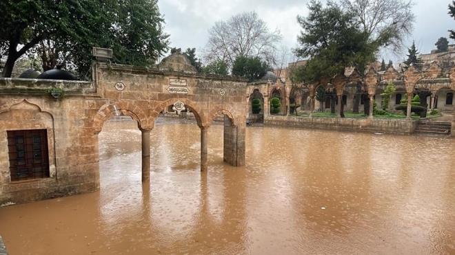 Kahramanmara merkezli depremler ve ardndan meydana gelen sel felaketlerinin etkiledii anlurfa'da, kentin simgesi Balklgl'n suyunun rengi amura dnd ve baz noktalarnda hasar olutu.