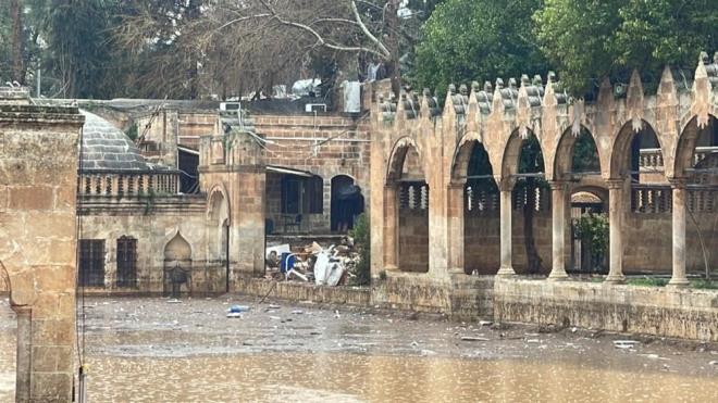 Dnyann tek doal akvaryumu olarak bilinen Balklgl?de deprem ve selin izlerinin silindiini syleyen Beyazgl, "Buras Urfa?nn kalbi, huzurun yeri. Buras adeta bir terapi merkezidir. Biz deprem ve sel zamannda buray ok yakndan takip ettik. Yaanan felakette glde amur orannn arttn grdk." dedi.