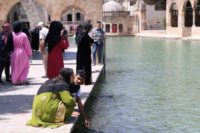 Fore kazk yntemiyle zemin glendirmesi yaplan ve tahliye kanal yenilenen Balklgl'e, balklarn herhangi bir sorun yaamamas iin srekli temiz oksijen pompalanyor.