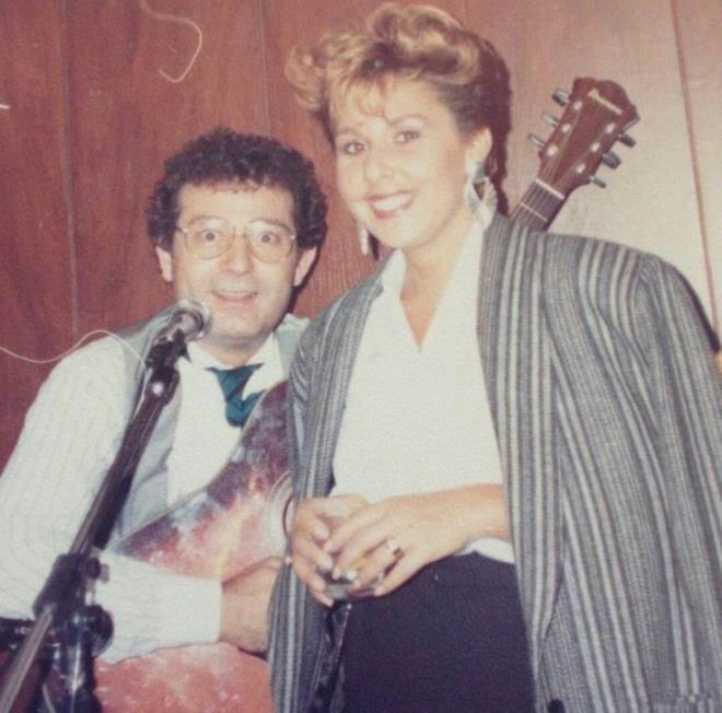 "Kzd bana. te oldu bir eyler... Birbirimize kzdk. Baary paylamak zordur. Egolar giriyor araya. Duygularmzla hareket eden insanlardk. Krgnlklar olabilir. ki taraf da inat olunca o zaman iler biraz daha uzun srebiliyor. Ta ki onun rahatszlna kadar. Ben hastaln duyar duymaz gittim. Sonra sk sk grtk. Kayahan bu iin eziyetini ekmi bir insan. O arklar gnler boyu uraarak kardn bildiim iin onun bir keyif srmesini isterdim."