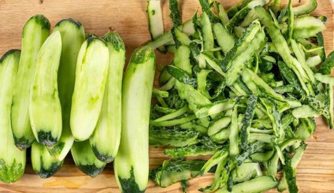 CLT BAKIMINDA KULLABLRSNZ!    Gney Asyal kadnlarn gzellikte bir numaral vazgeilmez malzemelerinden biri salatalk kabuklardr. Cildi nemlendirmede ok etkili olan salatalk kabuklar ayn zamanda cildi sklatran bir etkiye de sahiptir.