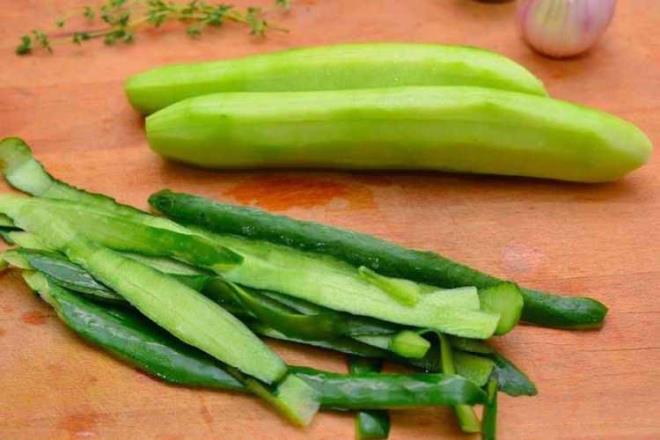 TEMZLKTE KULLANABLRSNZ    Soyduunuz salatalk kabuklarn mutfak tezgahn temizlerken kullanabilirsiniz. zellikle leke olan yere srdnz takdirde inat olan kirleri yok edebilirsiniz.