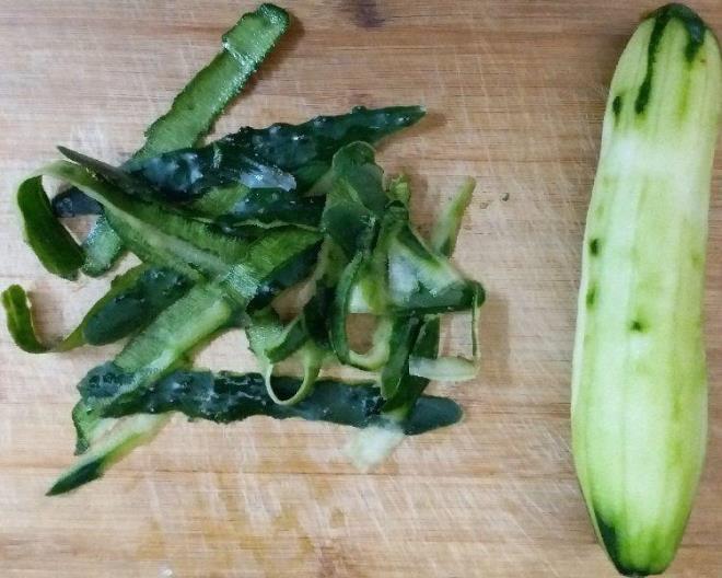 AY YAPABLRSNZ!    Salataln esiz faydalarndan yararlanmak iin salatalk kabuklarn kaynatp ay niyetine tketebilirsiniz.