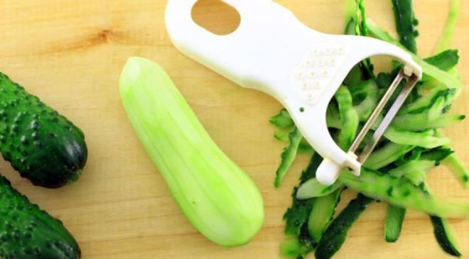 En lezzetli besinler arasnda yer alan ve diyetisyenlerin favori sebzeleri arasnda yer alan salatal soyduktan sonra kabuklarn da deerlendirebileceinizi biliyor muydunuz? Uzmanlar baz sebze ve meyvelerin kabuklarnda yer alan faydalarndan yararlanmak iin pe atmak yerine alternatif olacak kullanm alanlarn neriyor. Peki salatalk kabuu ne ie yarar? te detaylar: