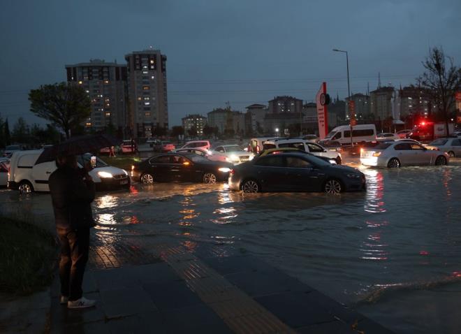 Batkent metro duran su bast, Eryaman'da ise baz aralar suda kald.
