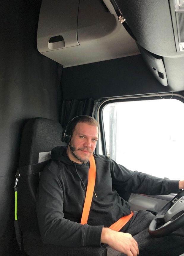 "Bu millet en gzel eyleri hak ediyor" diyerek szlerini srdren Karel'in paylam ksa srede sosyal medyada byk yank uyandrd.