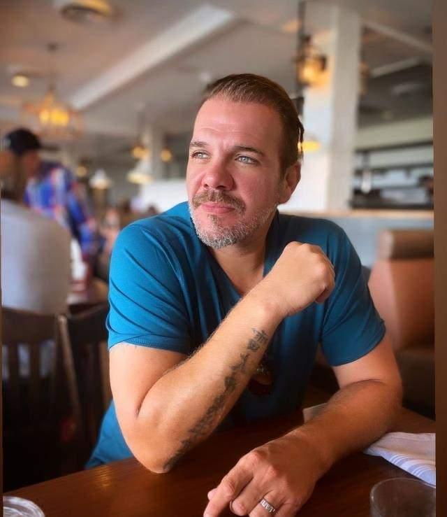 Dndar'n aksine yalnzca yllardr gzle grlen gerekleri soru olarak ynelten Karel, "21 yl nce dediiniz gibi bir lkede mi yayorduk? Gentik, sizin haberlerinizden izliyorduk hastanelerde len, rehin kalan bebekleri, yoksulluu, sefaleti. Gerekten ben Uur Dndar'n syledii bir lke hatrlamyorum." ifadelerini kulland.