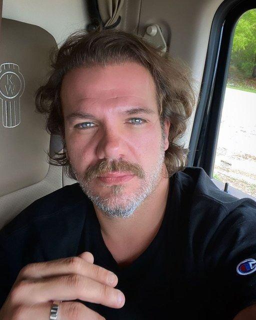 Yllardr oyunculuk yapmamasna ramen geni bir hayran kitlesine sahip olan nl oyuncu, son olarak Uur Dndar'n sosyal medya hesabndan yapt provokatif paylama verdii yantla alk toplad.