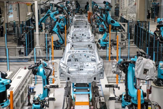 lk olarak tesisteki gvde blmnde bilgilendirme yapan Togg st Yneticisi (CEO) Mehmet Grcan Karaka, "    gvde birimimiz, 50 bin metrekare alan zerine kurulmu olan, ierisinde 209 robotun kullanld ve robot kullanm orannn yzde 90 seviyesinde olduu bir birim.    Biz burada aracn zellikle asi ve metal aksamlarn birletiriyoruz, kaynaklarn yapyoruz ve ondan sonra bunlarn birbirleriyle ayarlarn tamamlyoruz. Bu ayarlar tamamlandktan sona otomatik olarak boyahaneye ynlendiriliyor." ifadelerini kulland.