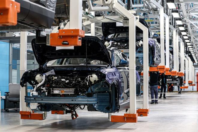 'TOGG T10X TALYA'DAN GELYOR'  DDALARI    "Togg T10X'lerin talya'dan getirildii ve Trkiye'de retilmedii" ynndeki iddialara da deinen Karaka, unlar kaydetti:    "Bu iddialar biz de okuyoruz. Balangta ilk olarak biz bunu bir espri olarak algladk. br taraftan bunlarn arkas gelmeye balaynca bir anlam da veremedik. Akas bu iin gerek anlamda hangi noktalara varabileceini belki bu arkadalarmz dnmyor.    Bakn u an bu tesiste 2 bin 200 alanmz var. Bu alanlarmzla beraber buraya rn, para komponent tedarikinde bulunan i ortaklarmz var. Nereden bakarsanz bakn u an Trkiye'de bu i iin emek veren 8-10 bin insan var ve tamamyla da bunu 8-10 bin insana kar yaplan bir saygszlk olarak dnyorum, bu benim kiisel dncem. Buna, byle bir hayal rnne niye ihtiya duyuluyor onu da anlam deilim."