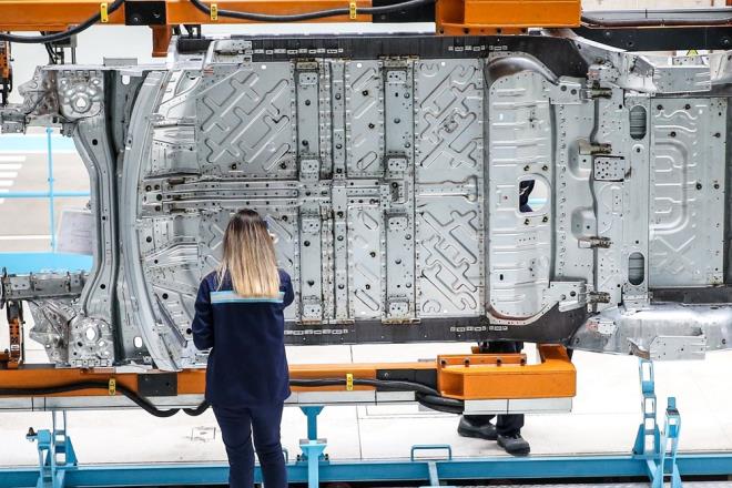 GNDE 80 ARA    Tesiste her 3 dakikada bir ara kacak ekilde plan yaptklarn belirten Karaka, "Biz buray  dakikada bir ara karmak zere kurguladk. Bu soruyu bugn sorduunuzda farkl bir cevap alrsnz, evvelsi gn farkl ve yarndan sonra da farkl olurdu. u an itibaryla gnlk 80 ara karabilecek teknik olgunlua geldik.    Olgunluk seviyesi zaman ierisinde geliecek. Bu sadece bize zg bir durum deil, nk yeni bir model ktnda ya da yeni reticinin retimi de zamanla gelien bir nokta. Bu seksen adeti, biz her faaliyetimizi neredeyse iki kez kontrol ederek, kalite kontrol srelerini birden fazla veya yavalatarak yapyoruz.