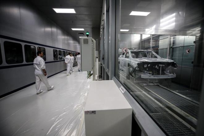 Grcan Karaka, Togg'un boyahane birimine ilikin de aklamalarda bulundu.    Gvde biriminden kan aralarn otomatik olarak boyahaneye transfer edildiin ve burada boyanma ileminin yapldn anlatan Karaka, burann Togg iin en deerli birimlerden biri ve Avrupa?daki en temiz boyahane olduunu dile getirdi.