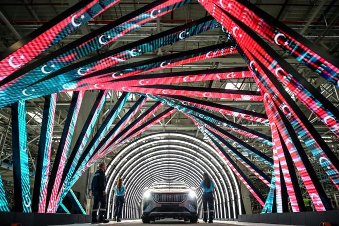 "U ANA KADAR 170'E YAKIN ARACIMIZI TESLM ETTK"    Karaka, T10X'lerin teslimat srecine de deindi.    Srecin daha nce planlanan ekilde devam ettiine dikkati eken Karaka, "Burada bizlerin de beklediinin olduka zerinde bir ilgiyle karlatk. Nihayetinde 175 bin 500 bavuru oldu n siparilerimize ve bizim srecimizde deien bir nokta var o da biz nce Cumhuriyetimizin 100. ylna zel aralarmz hazrlamtk. Depremin ikinci gn zel serinin uygulamasn durdurduk.