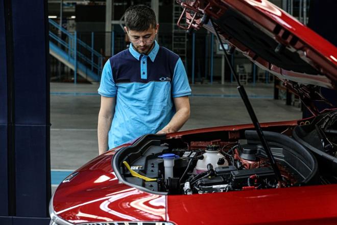 "SERVS SAYISINI YIL SONUNDA 30?UN ZERNE IKARMAYI PLANLIYORUZ"    Togg'un 27 servis noktas ve 8 de mobil servis aracyla hizmet verdiini ve servis saysn yl sonunda 30?un zerine karmay planladklarn belirten Karaka, "Belki yeri geldii iin vurgulamakta fayda var, iten yanmal otomobillerle kyaslanacak bir servis ihtiyac da yok. Yani yle ki elektrikli aralarda ve zellikle balantl aralarda uzaktan balant imkanyla, yazlmlarn gncellenmesiyle hatalar tespit edip o sreleri de hzlandrabiliyorsunuz." diye konutu.