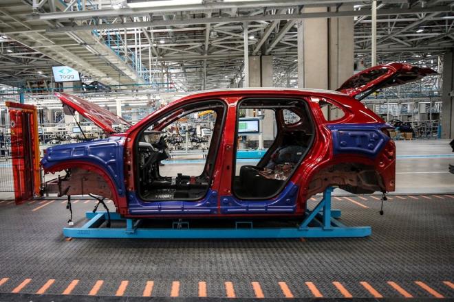 "SIRADA SEDAN VE CROSS COUPE VAR"    C-SUV olan T10X modelinin ardndan 2024 ylnn sonunda sedan gvde tipinin de pazara sunulacan aktaran Karaka, bundan 6 ay sonra da Cross Coupe modelinin devreye alnacan bildirdi.    u ana kadar yaplan teslimatlarla ilgili mterilerden gelen geri bildirimlerin olduka olumlu olduunu dile getiren Karaka, en fazla Gemlik renginin tercih edildiini ve kendisinin de kiisel tercihinin Gemlik rengi olduunu syledi.