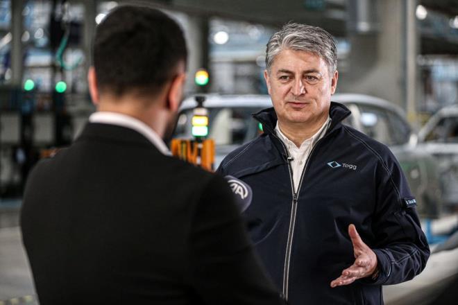 "FYATLARDA BR DEKLK YOK"    Karaka, T10X fiyatlaryla ilgili bir deiiklik olup olmayaca ynndeki bir soruya ise yle yant verdi:    "Fiyatlarda bir deiiklik yok. u an iin bir ihtiya grmedik. Bu u anlama gelmiyor. Fiyatmz yl sonuna kadar sabit diye bir ey yok yani. Byle bir byle bir dnya yok zaten. Fiyat pazar belirliyor. Ama u anlalmasn yanllkla, bunun zellikle altn izmek isterim. ok ilgi var diye fiyat arttrmak gibi bir ey yok bu dnyada. Sizi pazar annda cezalandrlr.    O nedenle bizim kendimizi konumlandrmamz, pazardaki o endeksleri takip ediyoruz, ister tedarik zinciri olsun, ister her trl bununla ilgili maliyete ynelik girdiler olsun... Bunlarn hepsini biz dier profesyonel irketler gibi profesyonelce takip ediyoruz ve ihtiyacmz olursa yeni bir fiyat listesi yaynlarz."