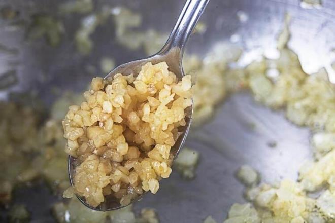 Sa dklmesi mezoterapisinde birok vitamin, mineral baz elementler olduu gibi sa dklmesinde zellikle erkek tipi kellikte kullandmz kk hcre teknolojileri de son yllarda ok geliti. Laboratuvar ortamnda retilen kk hcreler, ya da gbek ya, bel blgesindeki yalar, kulak arkasndan ya da yeni doan bebeklerden elde edilen kk hcreler hastalara sa dklmesini nlemek amacyla uygulanan mezoterapi yntemlerinin en gelimileridir. Bizler de bu yntemlerin hepsini uygun hastalarda kullanmaktayz? diye konutu.