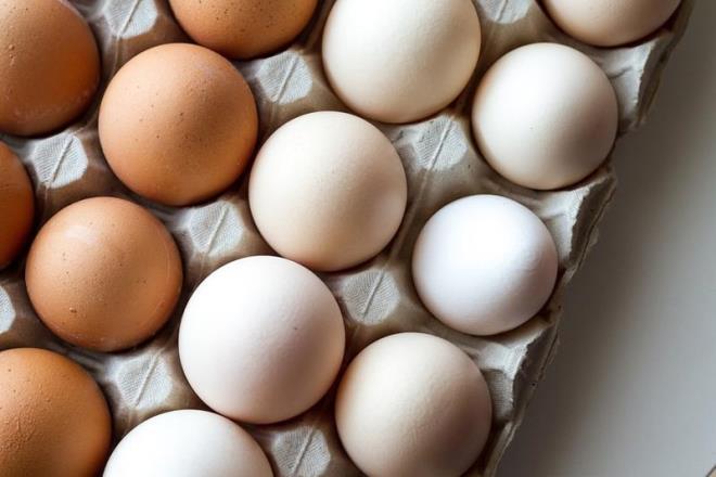 KEMİK VE DİŞLERİ GÜÇLENDİRİR<br>    Yumurta içeriğindeki D vitamini sayesinde vücuda balık yağı kadar fayda sağlıyor. Yapılan araştırmalarda düzenli yumurta tüketenlerin kemiklerinin daha sağlıklı olduğu kaydedilmiştir.