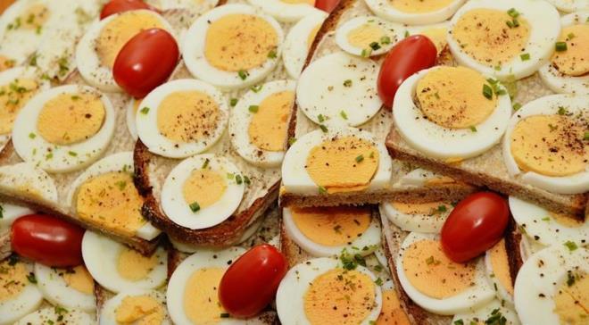 KANSER RİSKİNİ AZALTIR  <br>  Bir araştırmanın sonuçlarına göre düzenli yumurta yemek kadınlarda meme kanserini %18 azaltıyor.