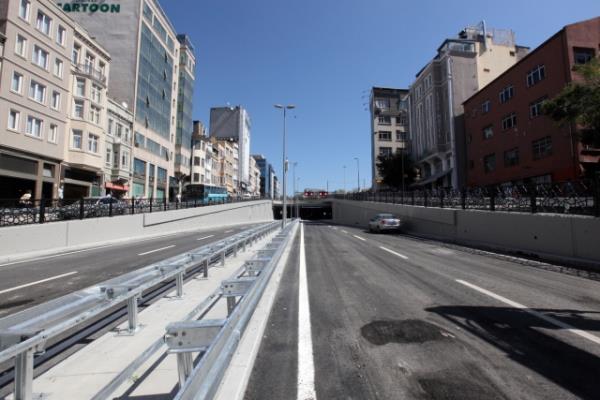 stanbul Bykehir Belediyesi'nin Taksim yayalatrma projesi kapsamnda srdrd trafii yeraltna alma almalar tamamland. Tarlaba Bulvar ? Cumhuriyet Caddesi ara trafii yer altna alnarak bu blge yayalatrld. Oteller Blgesi ile stiklal Caddesi'ne eriimi kesintisiz olarak saland.