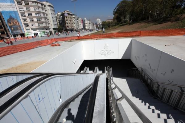 stanbul Bykehir Belediyesi'nin Taksim yayalatrma projesi kapsamnda srdrd trafii yeraltna alma almalar tamamland. Tarlaba Bulvar ? Cumhuriyet Caddesi ara trafii yer altna alnarak bu blge yayalatrld. Oteller Blgesi ile stiklal Caddesi'ne eriimi kesintisiz olarak saland.