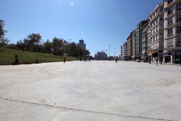 stanbul Bykehir Belediyesi'nin Taksim yayalatrma projesi kapsamnda srdrd trafii yeraltna alma almalar tamamland. Tarlaba Bulvar ? Cumhuriyet Caddesi ara trafii yer altna alnarak bu blge yayalatrld. Oteller Blgesi ile stiklal Caddesi'ne eriimi kesintisiz olarak saland.