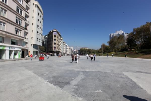 stanbul Bykehir Belediyesi'nin Taksim yayalatrma projesi kapsamnda srdrd trafii yeraltna alma almalar tamamland. Tarlaba Bulvar ? Cumhuriyet Caddesi ara trafii yer altna alnarak bu blge yayalatrld. Oteller Blgesi ile stiklal Caddesi'ne eriimi kesintisiz olarak saland.