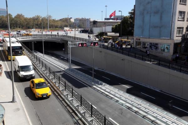 stanbul Bykehir Belediyesi'nin Taksim yayalatrma projesi kapsamnda srdrd trafii yeraltna alma almalar tamamland. Tarlaba Bulvar ? Cumhuriyet Caddesi ara trafii yer altna alnarak bu blge yayalatrld. Oteller Blgesi ile stiklal Caddesi'ne eriimi kesintisiz olarak saland.
