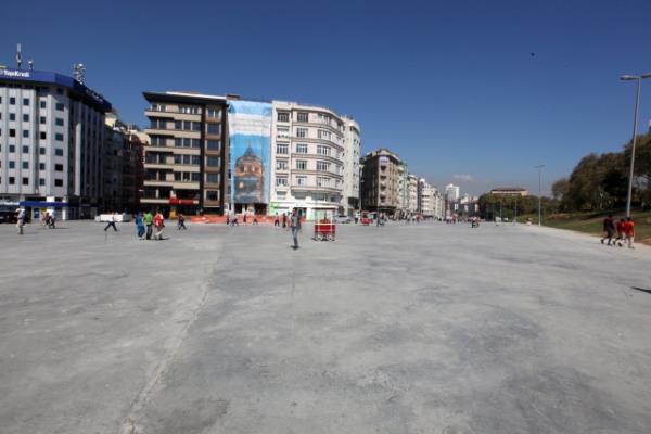 stanbul Bykehir Belediyesi'nin Taksim yayalatrma projesi kapsamnda srdrd trafii yeraltna alma almalar tamamland. Tarlaba Bulvar ? Cumhuriyet Caddesi ara trafii yer altna alnarak bu blge yayalatrld. Oteller Blgesi ile stiklal Caddesi'ne eriimi kesintisiz olarak saland.