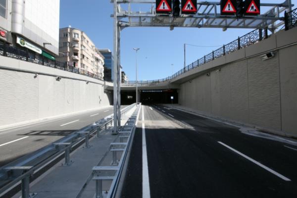 stanbul Bykehir Belediyesi'nin Taksim yayalatrma projesi kapsamnda srdrd trafii yeraltna alma almalar tamamland. Tarlaba Bulvar ? Cumhuriyet Caddesi ara trafii yer altna alnarak bu blge yayalatrld. Oteller Blgesi ile stiklal Caddesi'ne eriimi kesintisiz olarak saland.