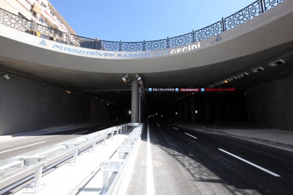 stanbul Bykehir Belediyesi'nin Taksim yayalatrma projesi kapsamnda srdrd trafii yeraltna alma almalar tamamland. Tarlaba Bulvar ? Cumhuriyet Caddesi ara trafii yer altna alnarak bu blge yayalatrld. Oteller Blgesi ile stiklal Caddesi'ne eriimi kesintisiz olarak saland.