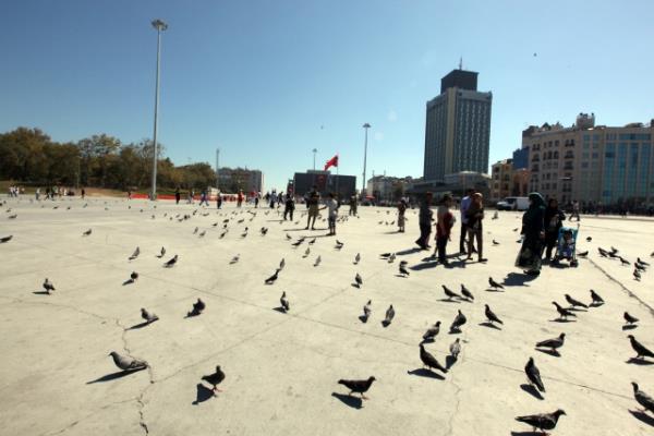 stanbul Bykehir Belediyesi'nin Taksim yayalatrma projesi kapsamnda srdrd trafii yeraltna alma almalar tamamland. Tarlaba Bulvar ? Cumhuriyet Caddesi ara trafii yer altna alnarak bu blge yayalatrld. Oteller Blgesi ile stiklal Caddesi'ne eriimi kesintisiz olarak saland.