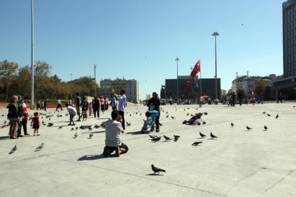 stanbul Bykehir Belediyesi'nin Taksim yayalatrma projesi kapsamnda srdrd trafii yeraltna alma almalar tamamland. Tarlaba Bulvar ? Cumhuriyet Caddesi ara trafii yer altna alnarak bu blge yayalatrld. Oteller Blgesi ile stiklal Caddesi'ne eriimi kesintisiz olarak saland.