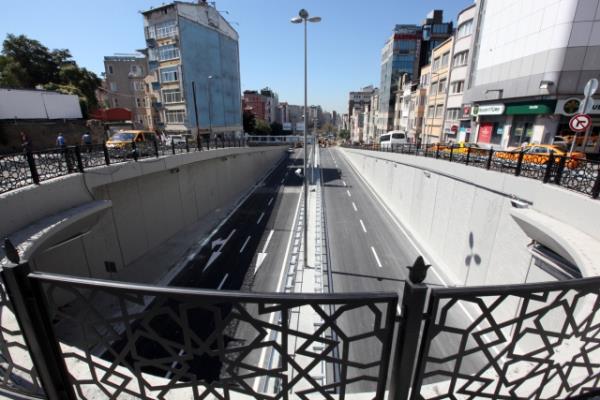 stanbul Bykehir Belediyesi'nin Taksim yayalatrma projesi kapsamnda srdrd trafii yeraltna alma almalar tamamland. Tarlaba Bulvar ? Cumhuriyet Caddesi ara trafii yer altna alnarak bu blge yayalatrld. Oteller Blgesi ile stiklal Caddesi'ne eriimi kesintisiz olarak saland.