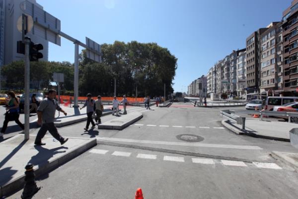 stanbul Bykehir Belediyesi'nin Taksim yayalatrma projesi kapsamnda srdrd trafii yeraltna alma almalar tamamland. Tarlaba Bulvar ? Cumhuriyet Caddesi ara trafii yer altna alnarak bu blge yayalatrld. Oteller Blgesi ile stiklal Caddesi'ne eriimi kesintisiz olarak saland.
