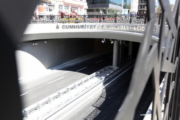 stanbul Bykehir Belediyesi'nin Taksim yayalatrma projesi kapsamnda srdrd trafii yeraltna alma almalar tamamland. Tarlaba Bulvar ? Cumhuriyet Caddesi ara trafii yer altna alnarak bu blge yayalatrld. Oteller Blgesi ile stiklal Caddesi'ne eriimi kesintisiz olarak saland.