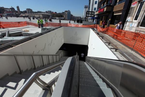stanbul Bykehir Belediyesi'nin Taksim yayalatrma projesi kapsamnda srdrd trafii yeraltna alma almalar tamamland. Tarlaba Bulvar ? Cumhuriyet Caddesi ara trafii yer altna alnarak bu blge yayalatrld. Oteller Blgesi ile stiklal Caddesi'ne eriimi kesintisiz olarak saland.