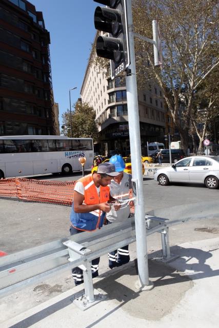 stanbul Bykehir Belediyesi'nin Taksim yayalatrma projesi kapsamnda srdrd trafii yeraltna alma almalar tamamland. Tarlaba Bulvar ? Cumhuriyet Caddesi ara trafii yer altna alnarak bu blge yayalatrld. Oteller Blgesi ile stiklal Caddesi'ne eriimi kesintisiz olarak saland.