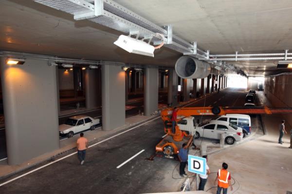 stanbul Bykehir Belediyesi'nin Taksim yayalatrma projesi kapsamnda srdrd trafii yeraltna alma almalar tamamland. Tarlaba Bulvar ? Cumhuriyet Caddesi ara trafii yer altna alnarak bu blge yayalatrld. Oteller Blgesi ile stiklal Caddesi'ne eriimi kesintisiz olarak saland.