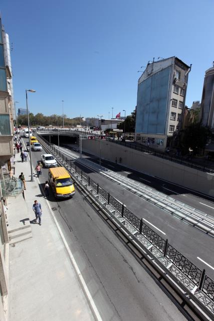 stanbul Bykehir Belediyesi'nin Taksim yayalatrma projesi kapsamnda srdrd trafii yeraltna alma almalar tamamland. Tarlaba Bulvar ? Cumhuriyet Caddesi ara trafii yer altna alnarak bu blge yayalatrld. Oteller Blgesi ile stiklal Caddesi'ne eriimi kesintisiz olarak saland.