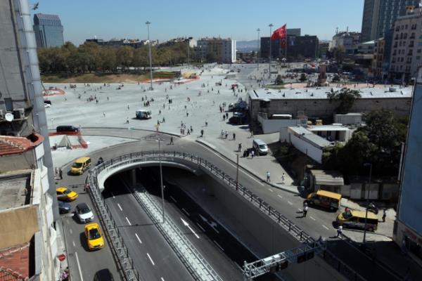 stanbul Bykehir Belediyesi'nin Taksim yayalatrma projesi kapsamnda srdrd trafii yeraltna alma almalar tamamland. Tarlaba Bulvar ? Cumhuriyet Caddesi ara trafii yer altna alnarak bu blge yayalatrld. Oteller Blgesi ile stiklal Caddesi'ne eriimi kesintisiz olarak saland.