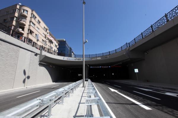 stanbul Bykehir Belediyesi'nin Taksim yayalatrma projesi kapsamnda srdrd trafii yeraltna alma almalar tamamland. Tarlaba Bulvar ? Cumhuriyet Caddesi ara trafii yer altna alnarak bu blge yayalatrld. Oteller Blgesi ile stiklal Caddesi'ne eriimi kesintisiz olarak saland.