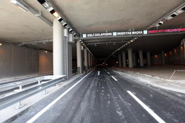 stanbul Bykehir Belediyesi'nin Taksim yayalatrma projesi kapsamnda srdrd trafii yeraltna alma almalar tamamland. Tarlaba Bulvar ? Cumhuriyet Caddesi ara trafii yer altna alnarak bu blge yayalatrld. Oteller Blgesi ile stiklal Caddesi'ne eriimi kesintisiz olarak saland.