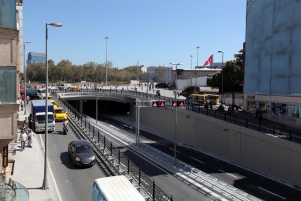 stanbul Bykehir Belediyesi'nin Taksim yayalatrma projesi kapsamnda srdrd trafii yeraltna alma almalar tamamland. Tarlaba Bulvar ? Cumhuriyet Caddesi ara trafii yer altna alnarak bu blge yayalatrld. Oteller Blgesi ile stiklal Caddesi'ne eriimi kesintisiz olarak saland.