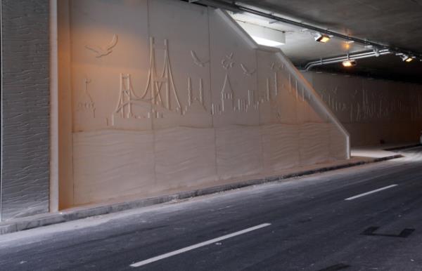 stanbul Bykehir Belediyesi'nin Taksim yayalatrma projesi kapsamnda srdrd trafii yeraltna alma almalar tamamland. Tarlaba Bulvar ? Cumhuriyet Caddesi ara trafii yer altna alnarak bu blge yayalatrld. Oteller Blgesi ile stiklal Caddesi'ne eriimi kesintisiz olarak saland.