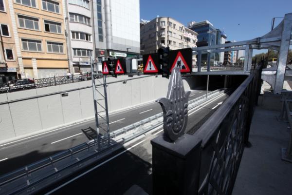 stanbul Bykehir Belediyesi'nin Taksim yayalatrma projesi kapsamnda srdrd trafii yeraltna alma almalar tamamland. Tarlaba Bulvar ? Cumhuriyet Caddesi ara trafii yer altna alnarak bu blge yayalatrld. Oteller Blgesi ile stiklal Caddesi'ne eriimi kesintisiz olarak saland.