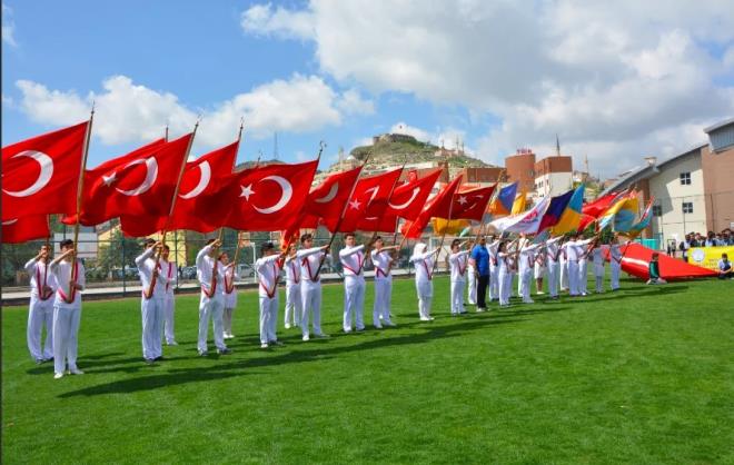 19 Mays, genlerimizin enerjisiyle aydnlanan bir gn. Genlerimizin sporla bymesini ve hayallerine ulamasn dilerim. Bayrammz kutlu olsun!