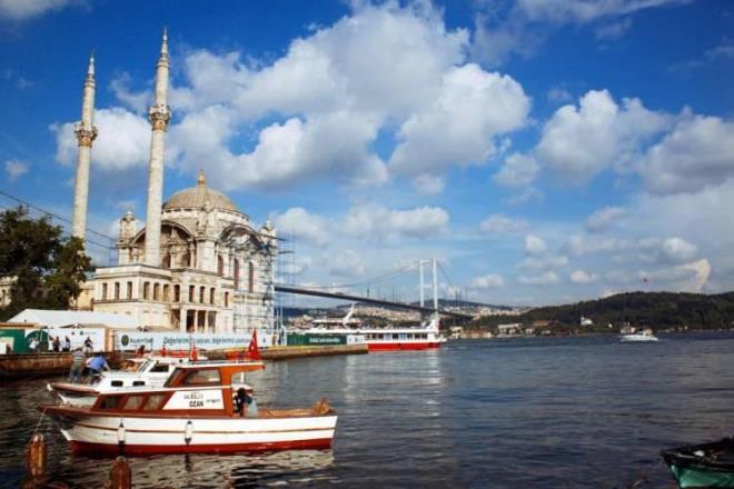 BEKTA  <br>  Rivayete gre; Hz.sa?nn beii Kuds?ten getirilerek Rahip Yuka tarafndan burada yaptrlan kiliseye konur. Bu sebeple nceden ile, ta beik anlamna gelen ?Kone Petro? kelimesiyle adlandrlr. Daha sonra kiliseye Rumlar arasnda ?Ta Beik? denmi ve sylenenlere gre rahip lnce beik Ayasofya?ya gtrlm. te ilenin ismi ufak bir deiiklie urayarak bugne gelmi.