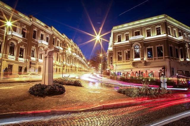 AKARETLER  <br>  Sultan Abdlaziz zamannda burada bir vakf kurmak istemi fakat bu kurulmas dnlen vakf II.Abdlhamit dneminde kurulmu. Vakf Azizeye Camii?nin giderlerini karlamak iin oluturulmu. Bylelikle vakfn ad Akaretler olarak anlmaya balanm.